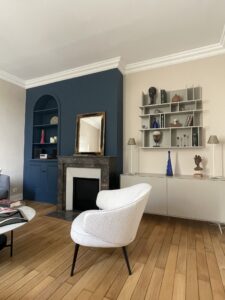 Salon avec décrochement cheminée bleu