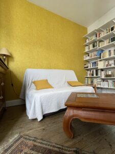 Salon avec papier peint jaune
