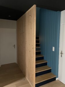 Montée escalier bleue et plafond noir